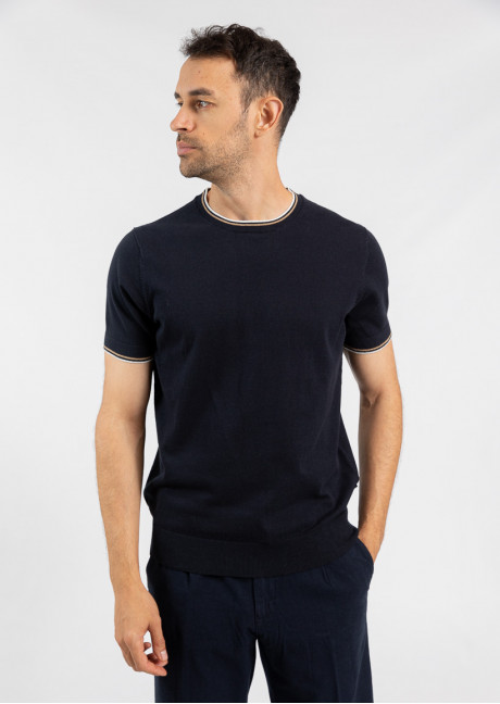 Tricou