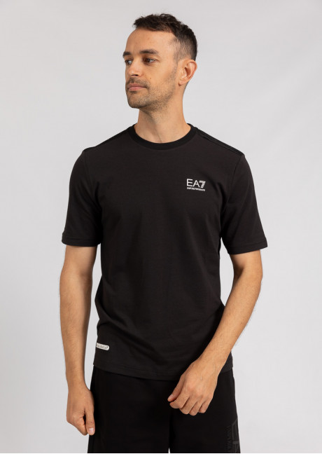 Tricou